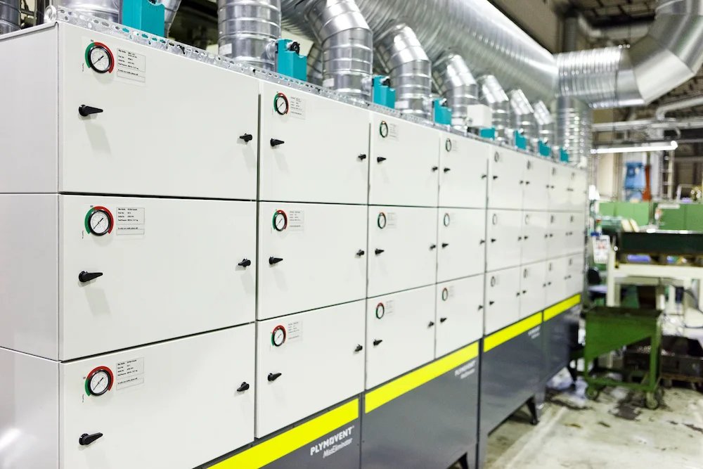 Banco de eliminadores de neblina de aceite con sistemas de ventilación industrial Plymovent Beckart en planta de producción