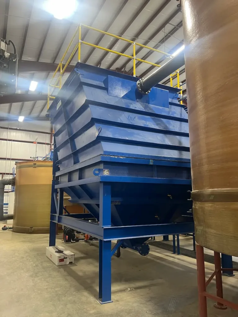 Clarificador sedimentador Beckart para tratamiento industrial de aguas residuales y separación de sólidos.