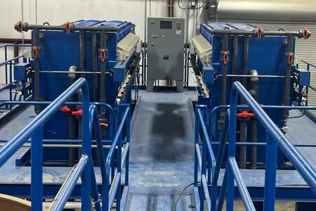 Sistema industrial de filtros prensa Beckart para compactación y deshidratación de lodos industriales.
